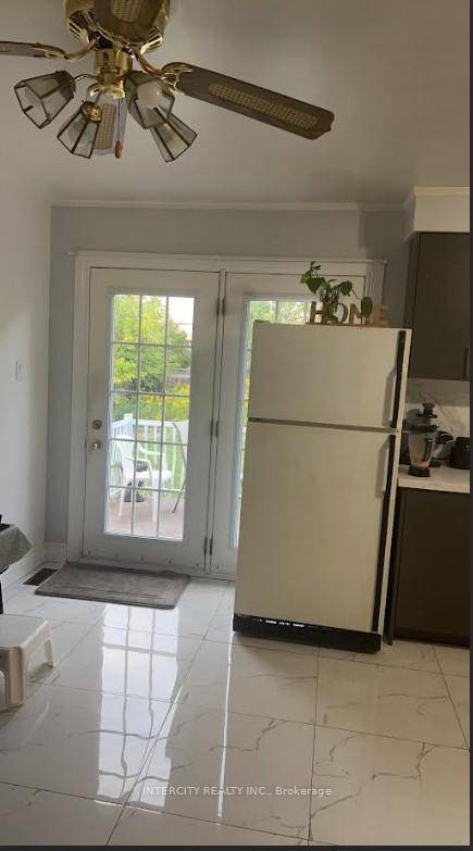 This bright and spacious above grade walk in apartment offers approximately 1, 700 sq.
