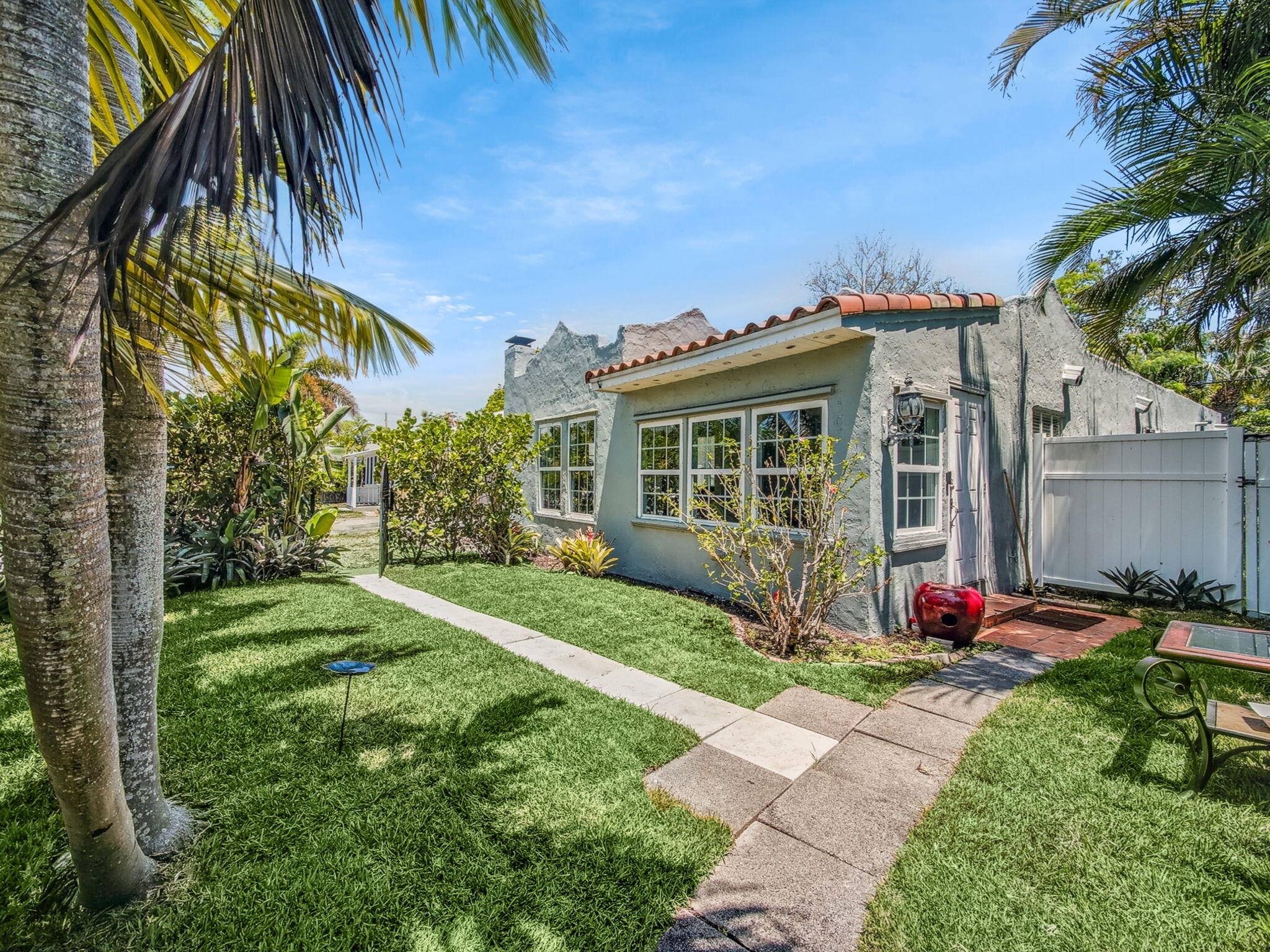 Nicely updated 3 BR, 2 BA Spanish Mission house backyard carriage house located in the desirable South of Southern neighborhood.