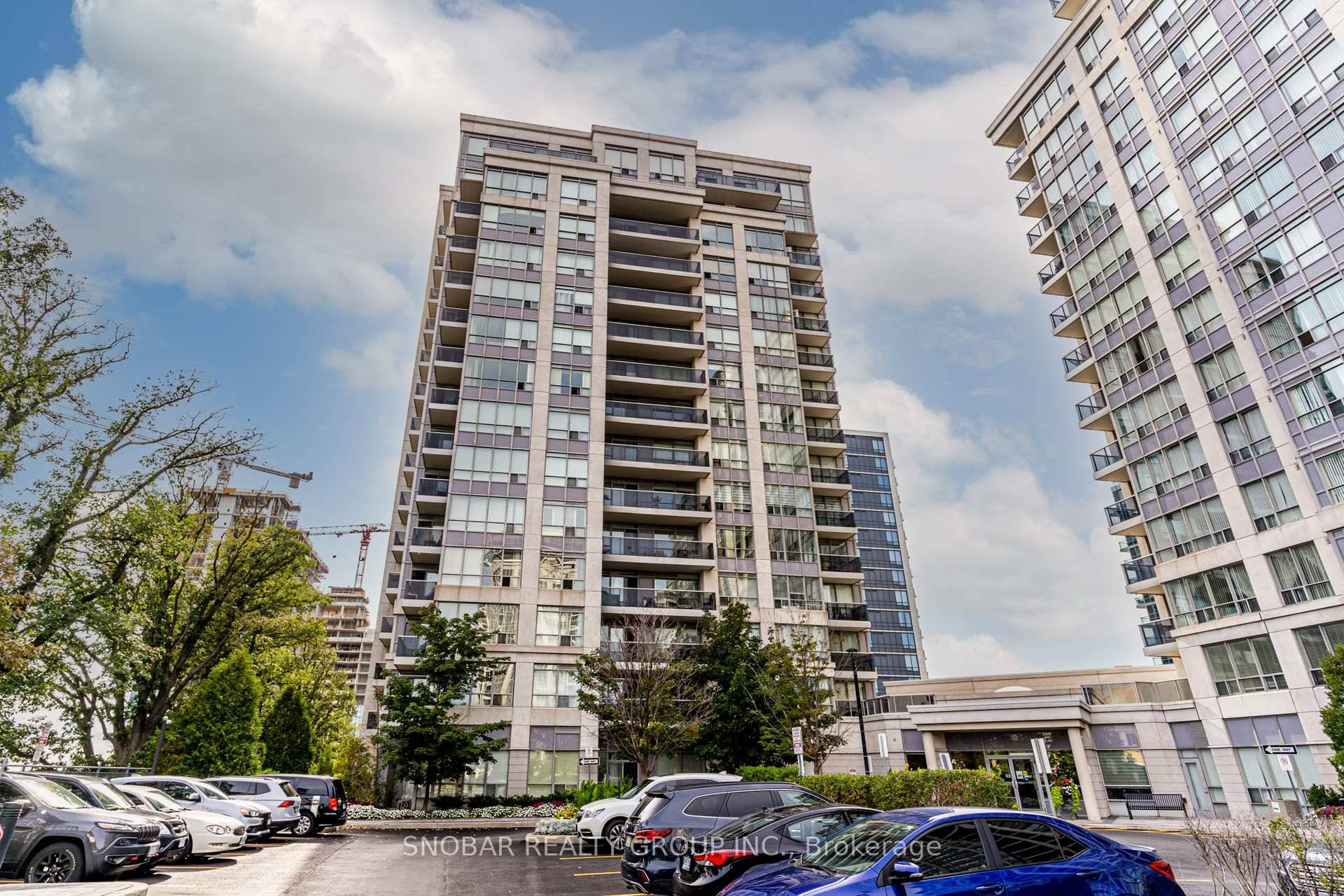 Welcome to this bright and beautifully maintained condo in the sought after Bathurst amp ; Centre area.