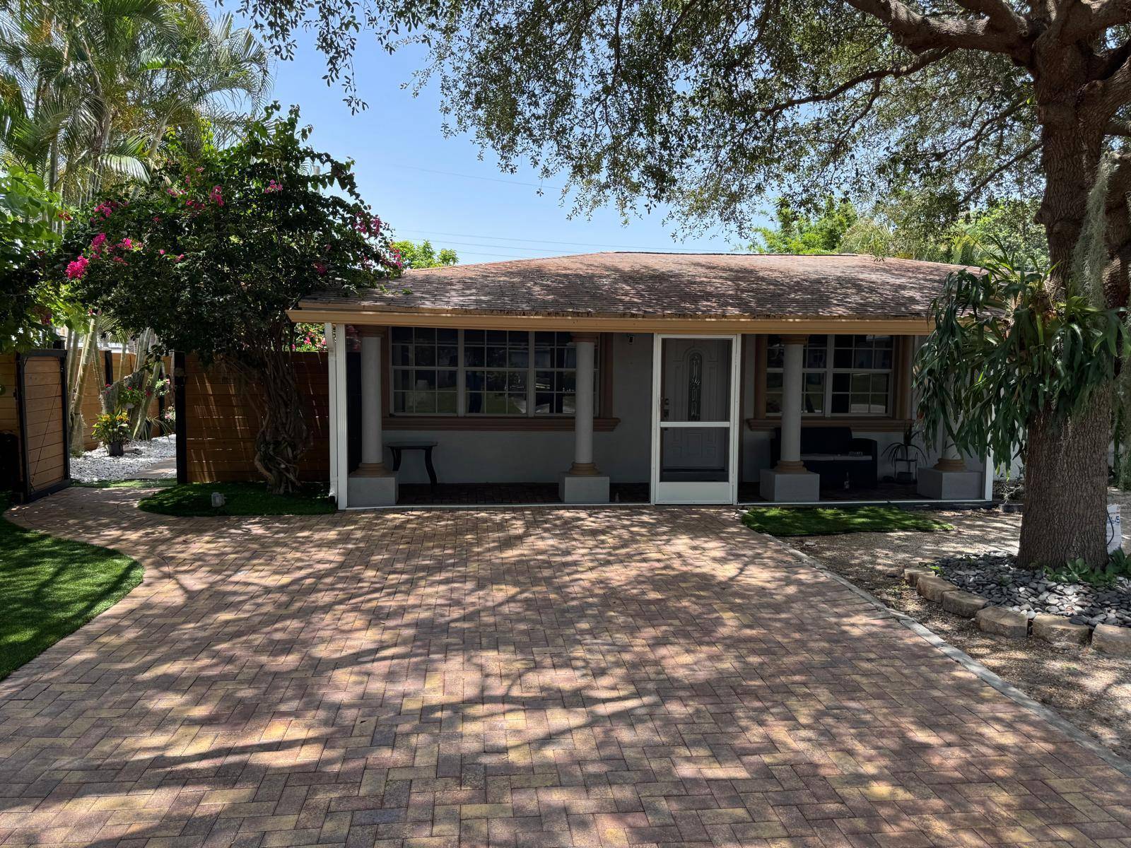 BEAUTIFUL HOUSE IN HEART OF DELRAY NO HOA PLENTY OF PARKING SPACE FOR BOAT, TRAILERS AND OTHERS.