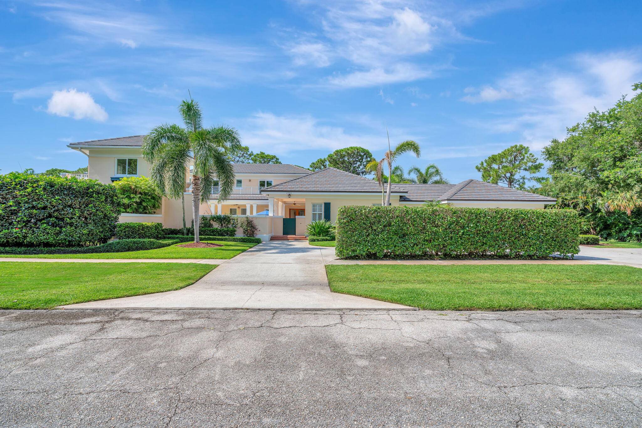 Rarely available opportunity in exclusive Commodore's Pocket, a private 5 home enclave off quiet Marys Way cul de sac Palmwood Rd.