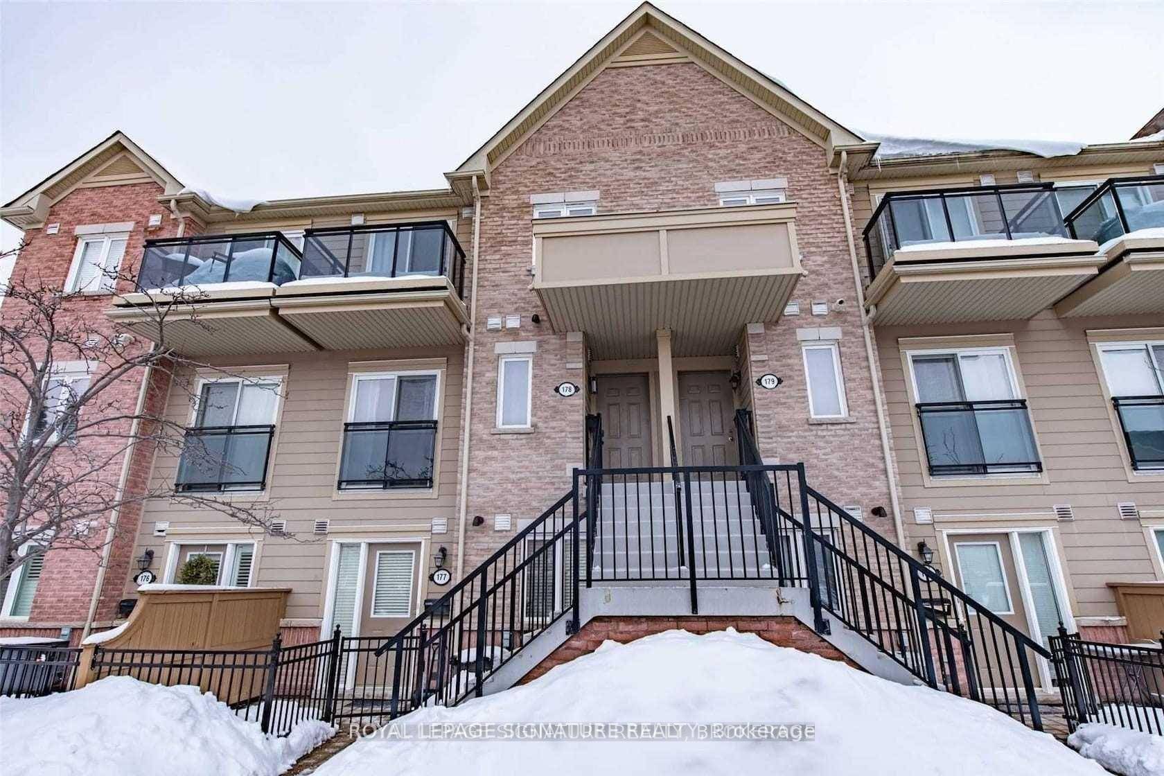 Beautiful 2 Bedroom Stacked Townhouse in Desirable Churchill Meadows.