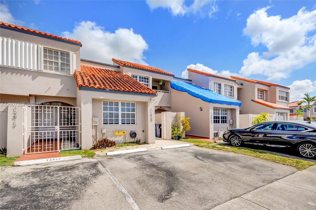 Beautiful 3 bedroom, 3 bathroom townhouse located in the highly desirable Kendall area.