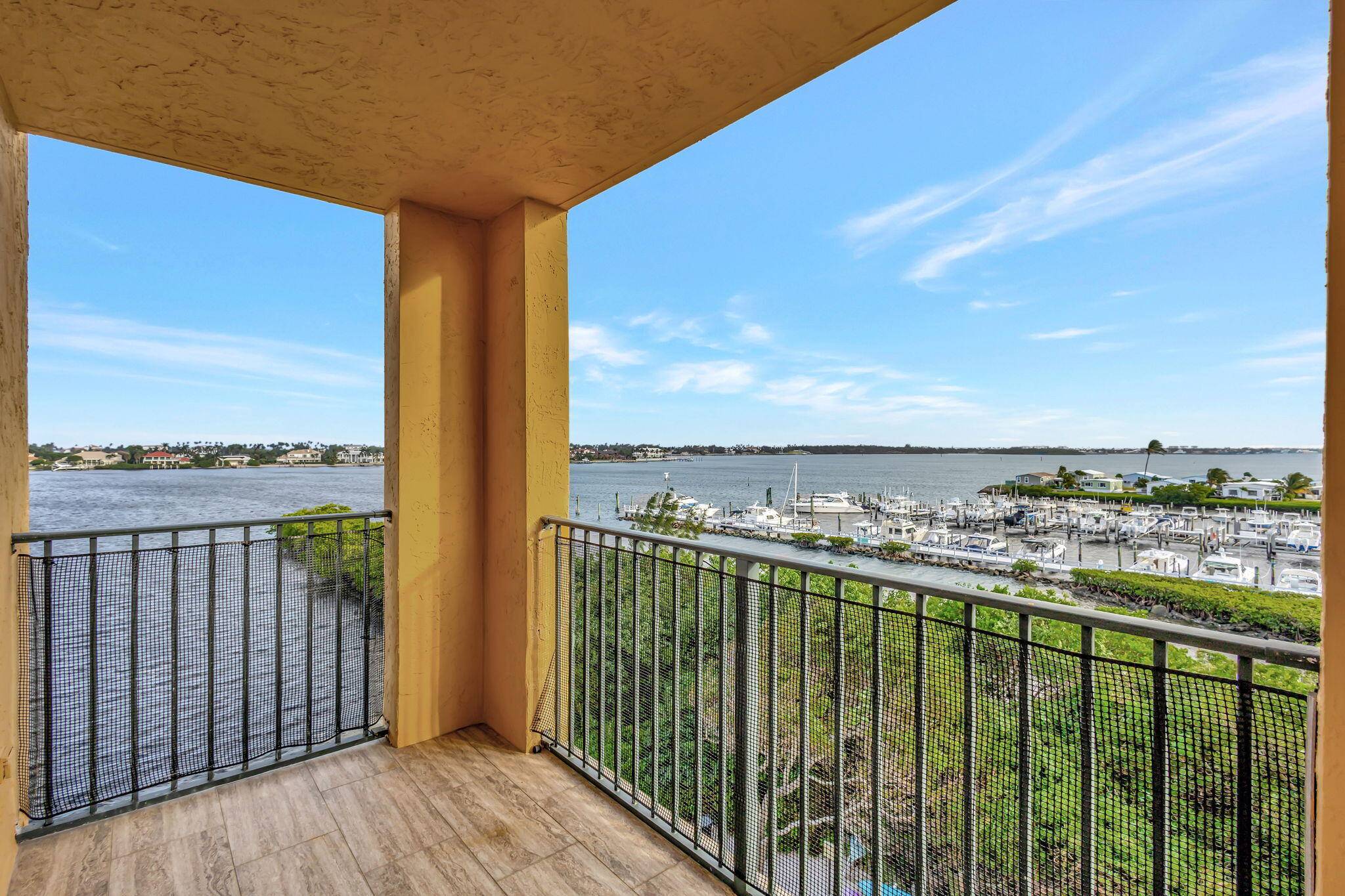 Amazing DIRECT Intracoastal views all the way down the channel !