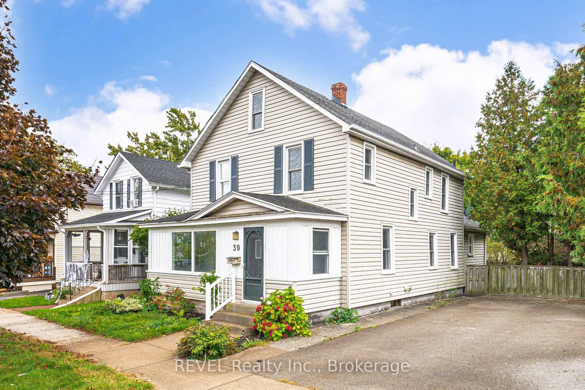 Charming 5 Bedroom Home in North End Fort Erie Close to the Peace Bridge.