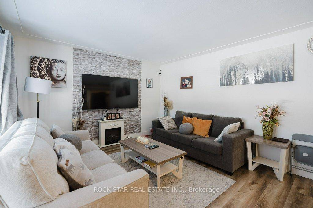Discover the perfect blend of style and functionality in this LEGAL DUPLEX.