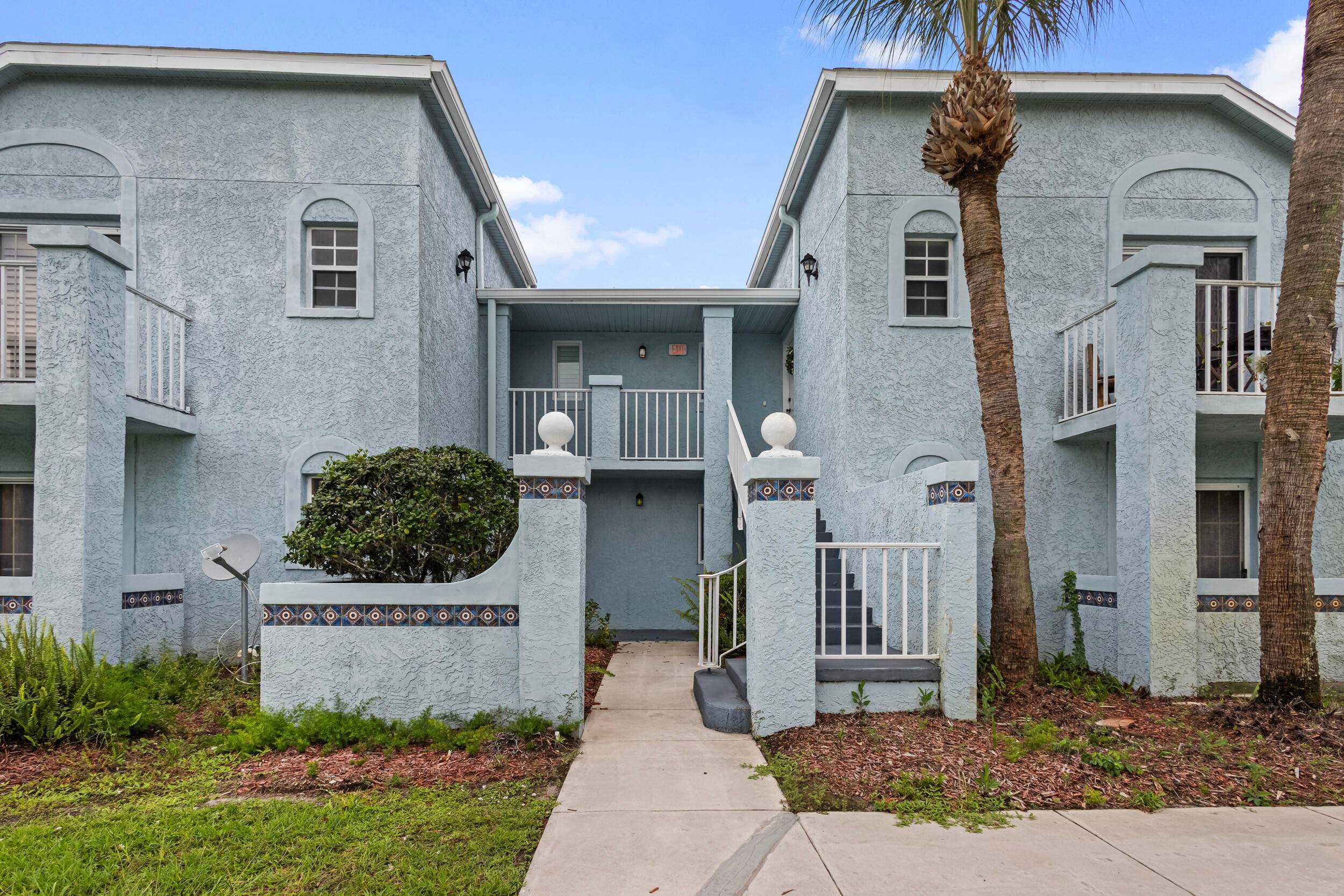 Welcome to this charming 2 2 condo located close to the beach.