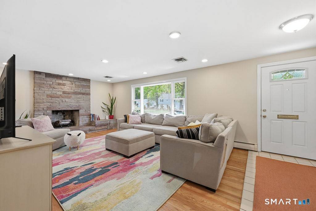Spacious Modern 4BR 3BA Home in a Quiet, Family Friendly Neighborhood.