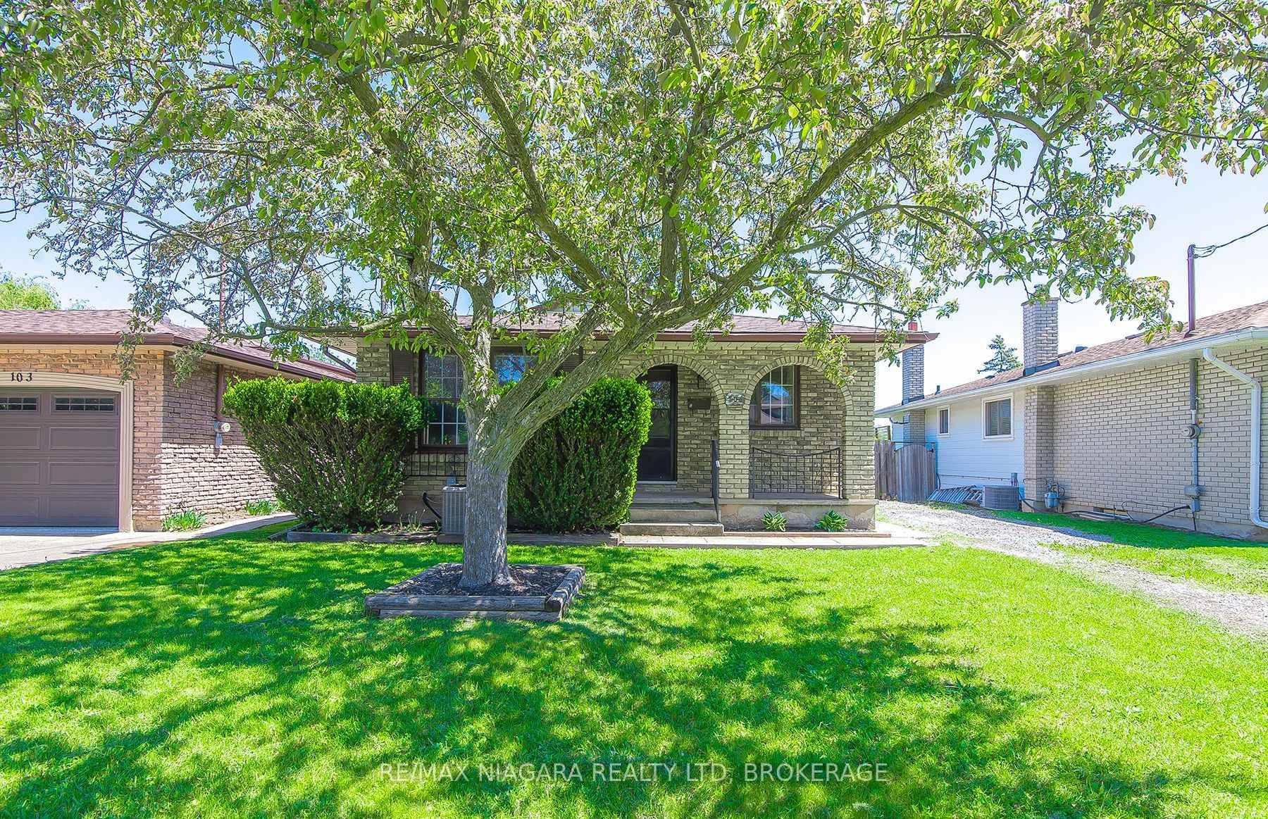 DISCOVER THE POTENTIAL OF THIS QUIET BRICK BUNGALOW, PERFECTLY SITUATED ON A PICTURESQUE RAVINE LOT WITH A WALKOUT BASEMENT.