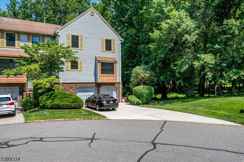 Beautiful Large End Unit Townhouse, East Facing.