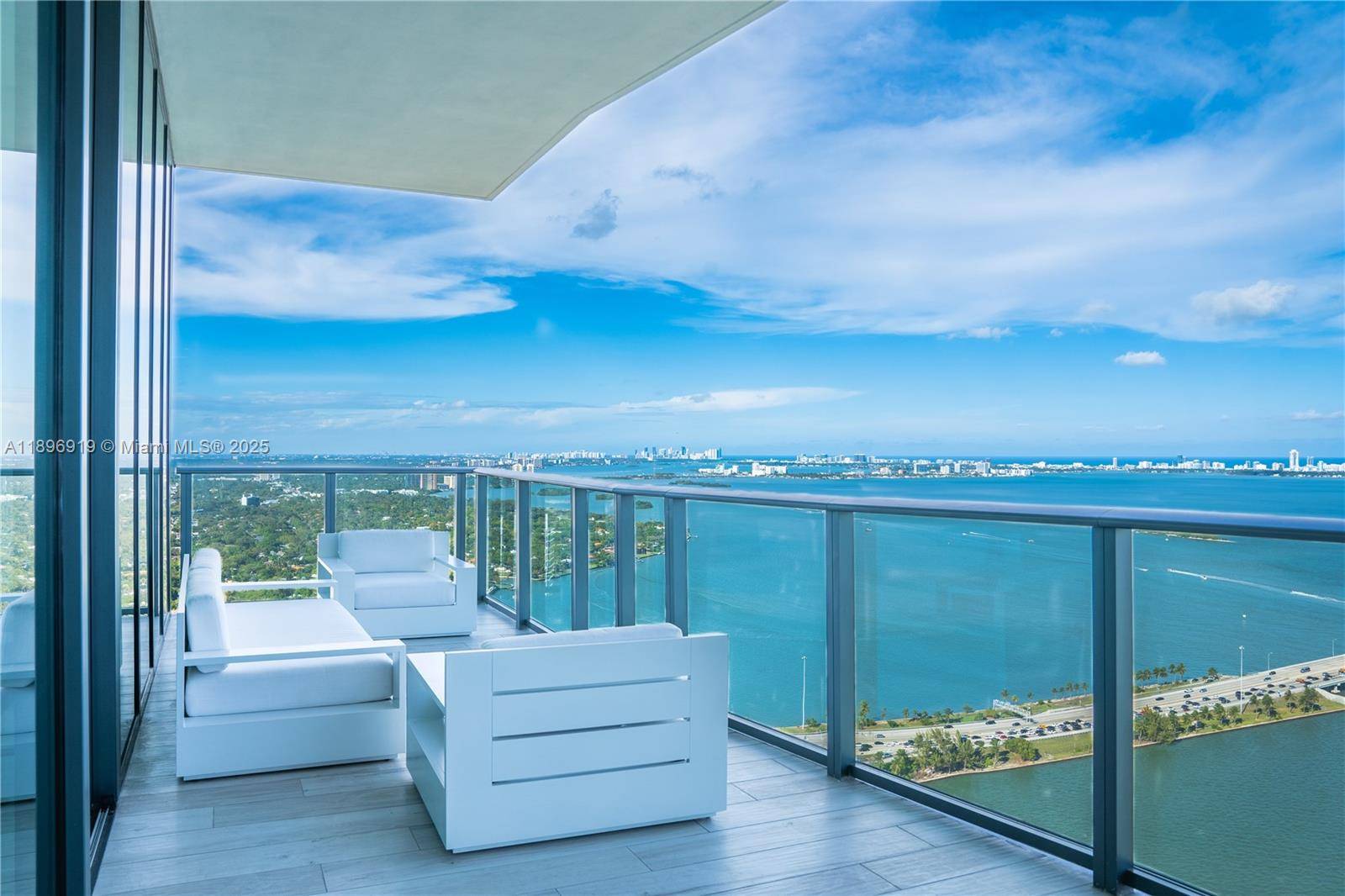 Best priced Penthouse in One Paraiso by Piero Lissoni.