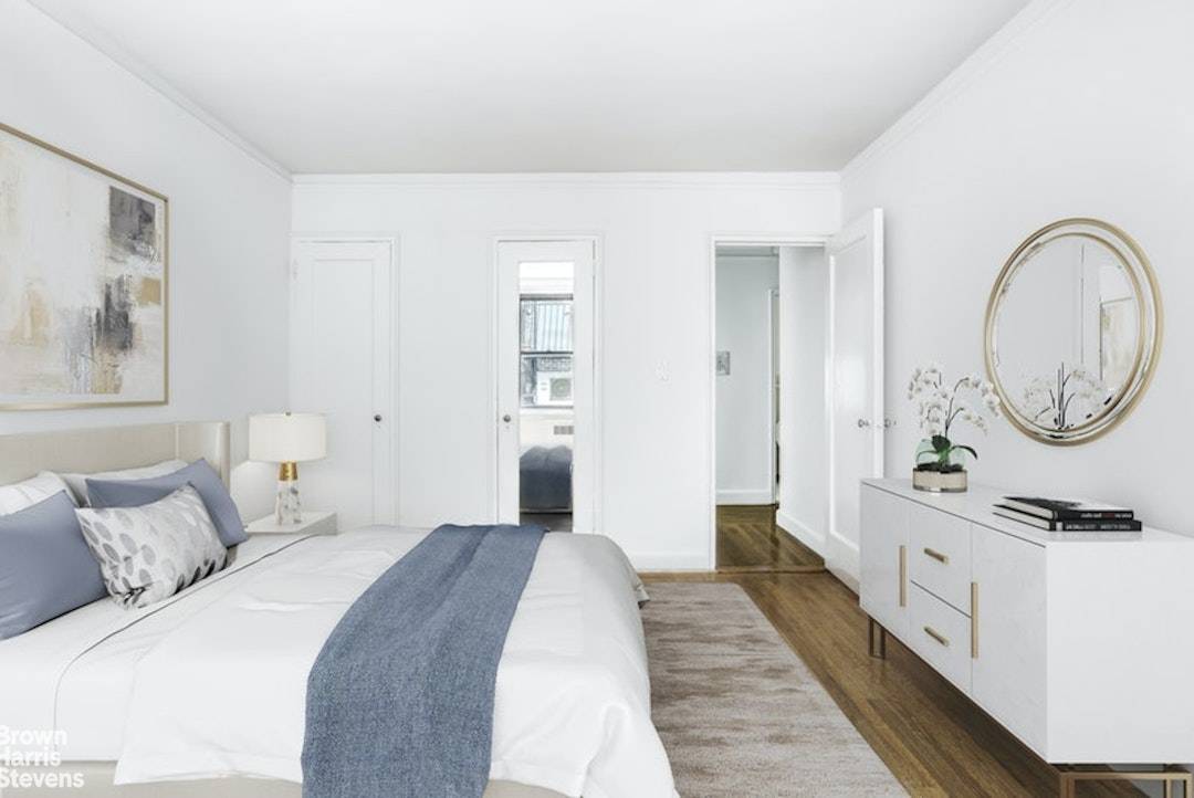 Great convertible 2 bedroom off of 5th Avenue.