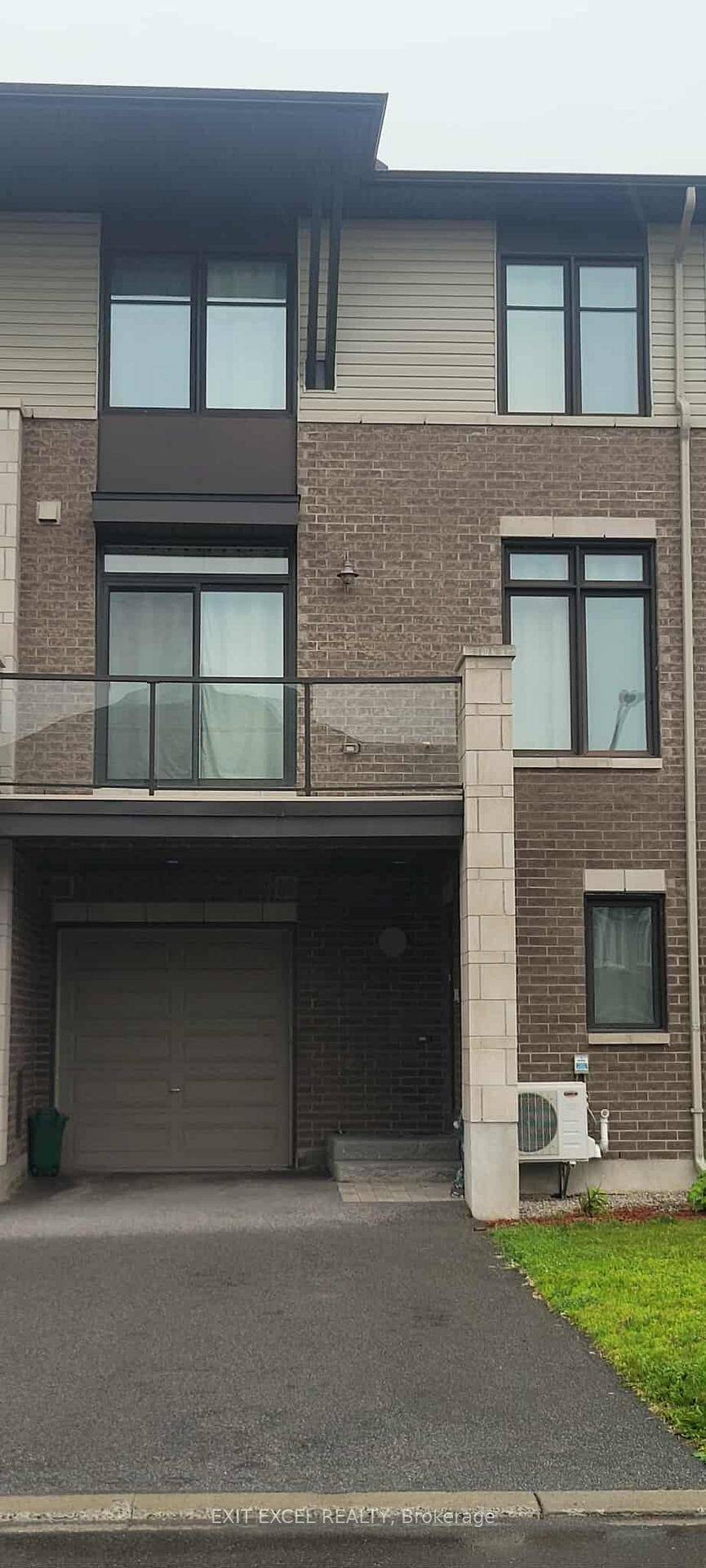 OPEN HOUSE Saturday, August 9th, 11 1pm Bright and spacious gallery townhome offering 1, 448 sq ft of modern living in a quiet, sought after crescent.