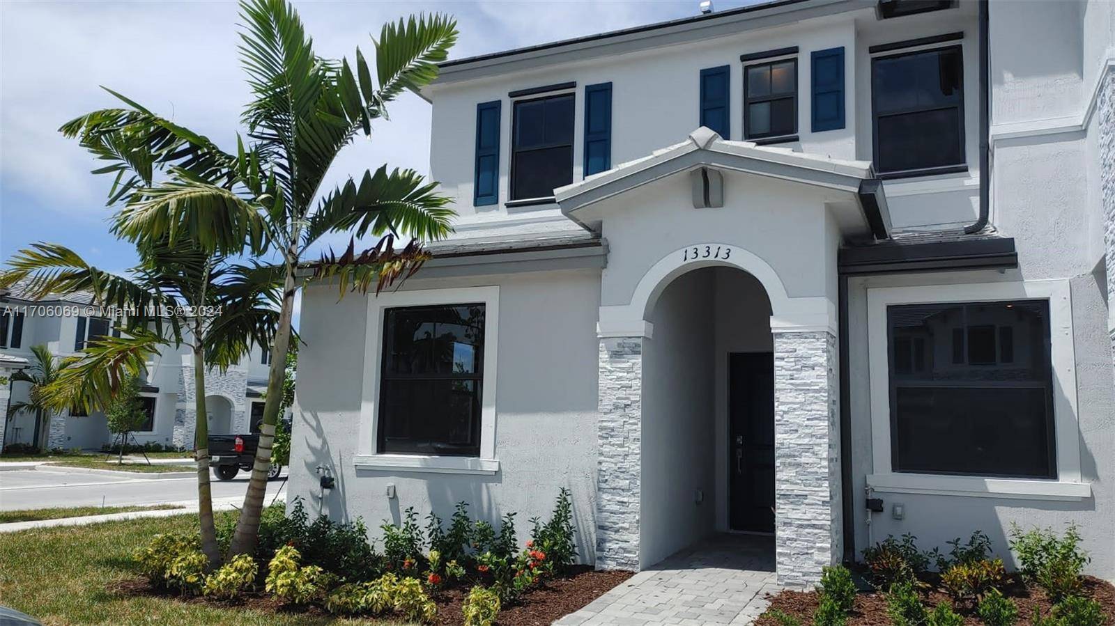 Great corner unit in the new community of Lennar pine vista, gated community, the community have a heater pool, gym and sum, in front to charter school and the us ...
