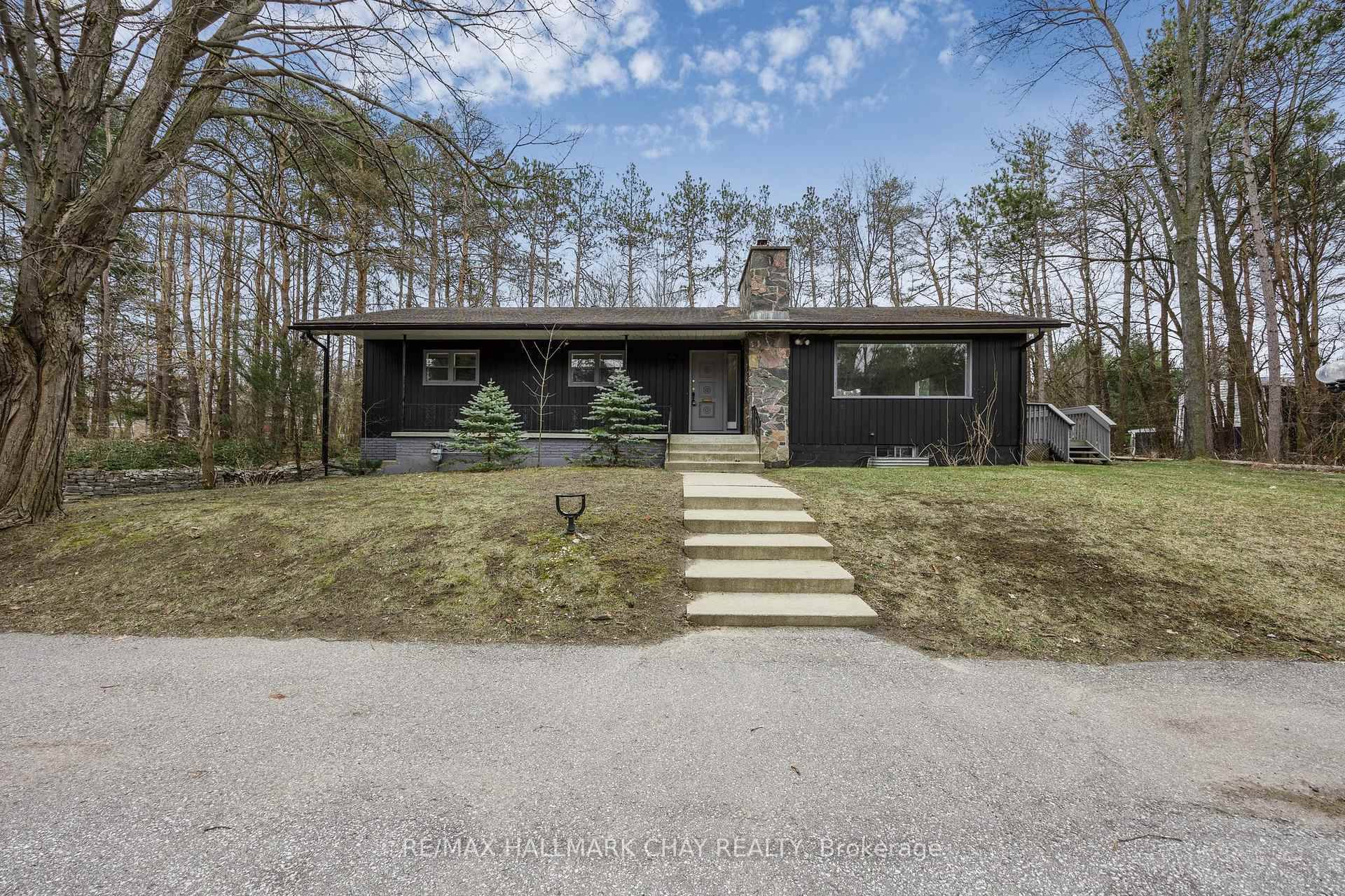 Welcome to 264 Cox Mill Road in the heart of Barrie !