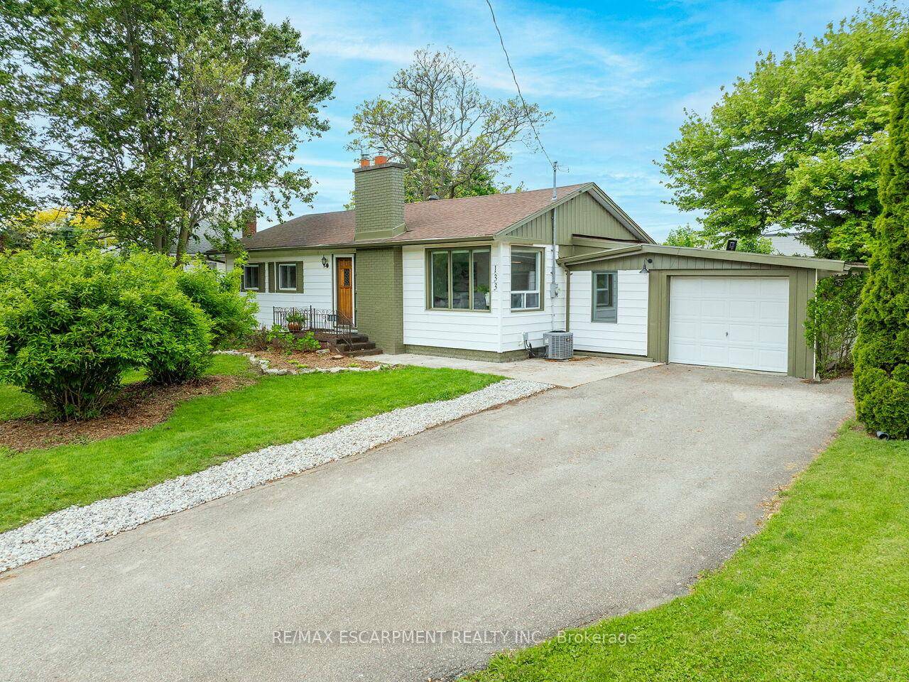 Welcome to 133 Willson Road, a beautifully renovated 2 1 bedroom gem nestled in a quiet, family friendly neighbourhood in Welland.