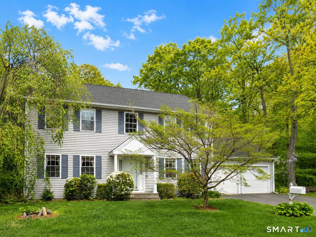 Perfectly situated on a quiet cul de sac in desirable Great Oak Farm, this beautiful 3 bedroom, 2.