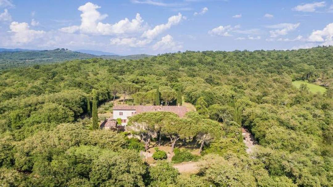 Real estate in Tuscany for sale within a hunting reserve with 55 hectars of land. The main building consits of 3 apartments.