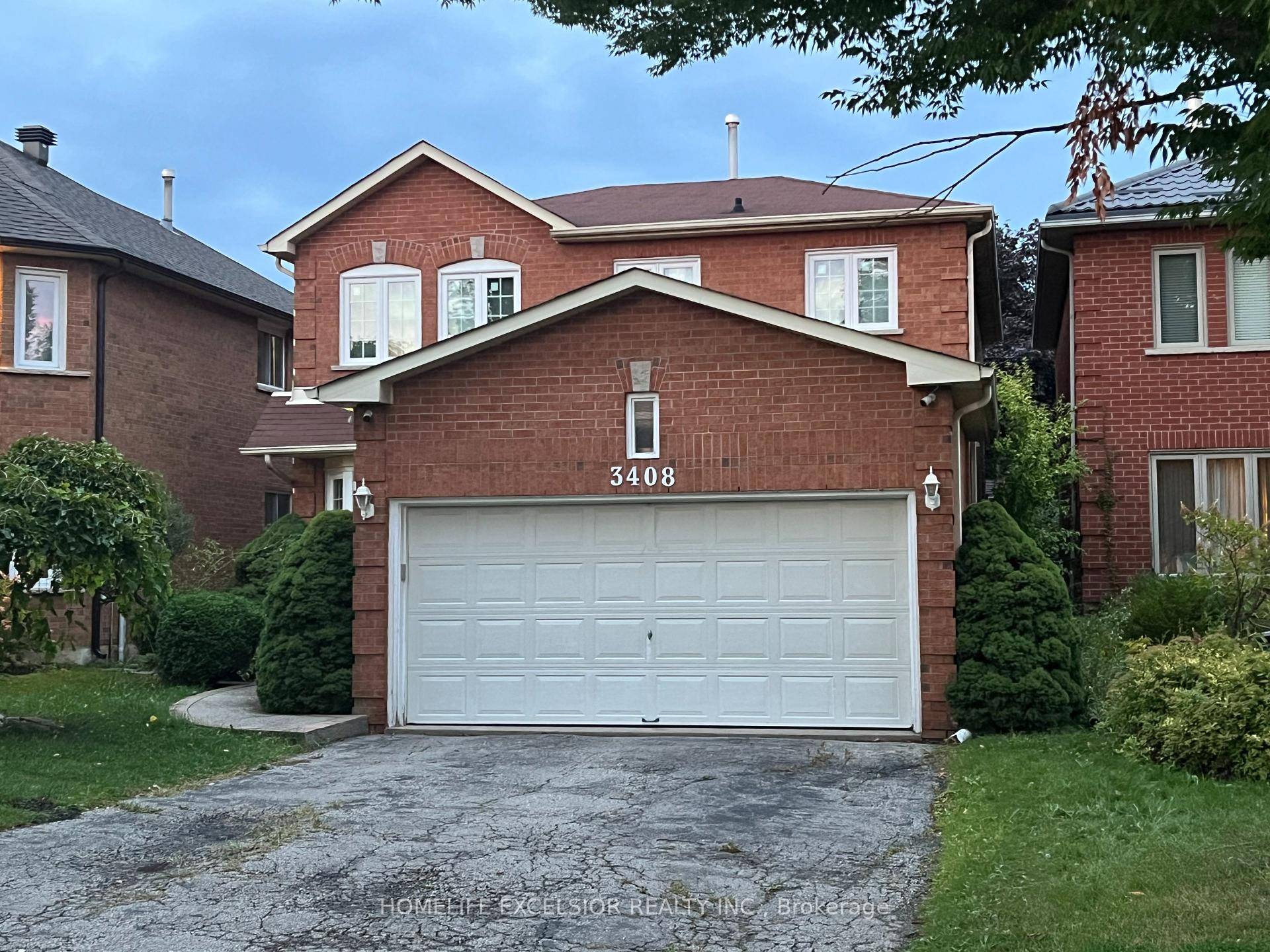 Fantastic Location ! 4 Bedrooms 3 Washrooms Detached Home.