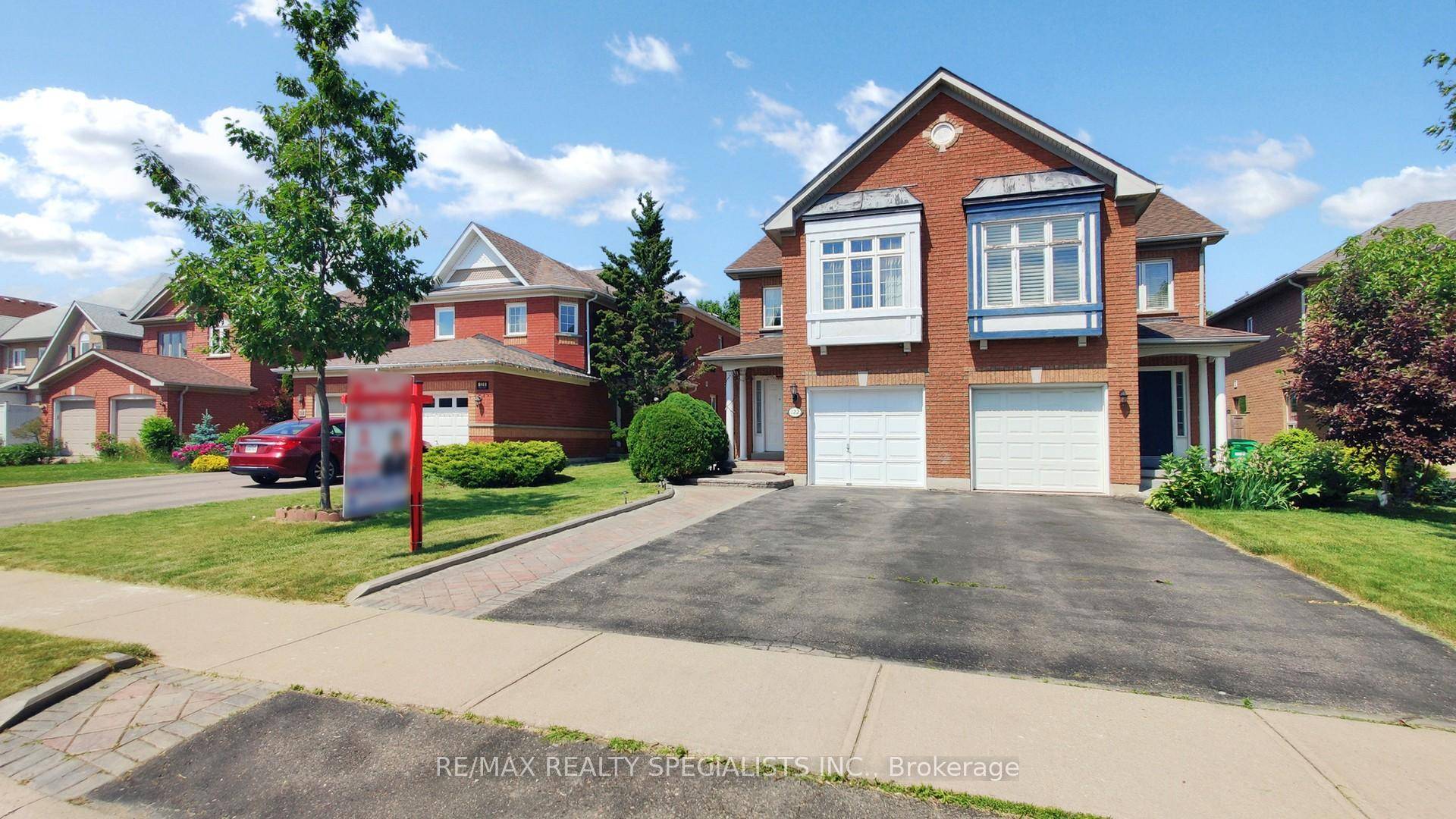 3 Bedroom Semi Detached Home on a Nice Location !