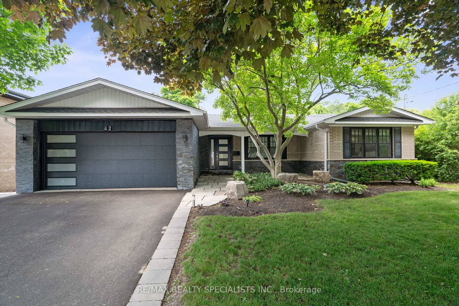 RENOVATED 4BR RANCH BUNGALOW SITUATED ON A 1 3 ACRE RAVINE LOT W INGROUND SALTWATER POOL !