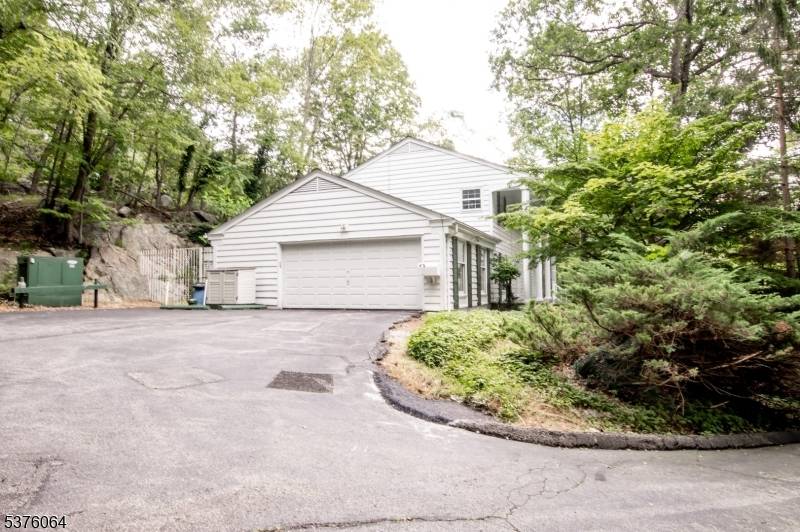 Welcome to Smoke Rise One of NJ's most prestigious gated lake communities !
