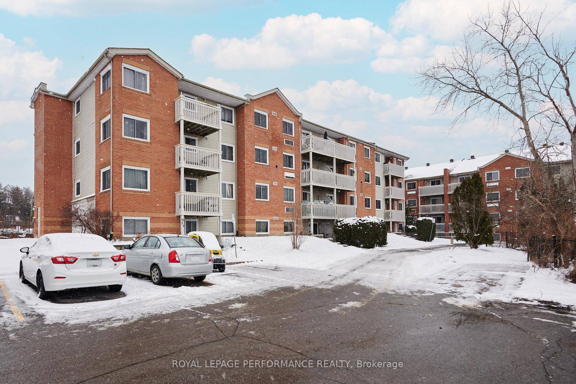 Spacious and bright 2 bedroom condo with balcony, walking distance to Place d'Orleans Shopping Center, Farm Boy grocery, restaurants, OC Transpo, etc.