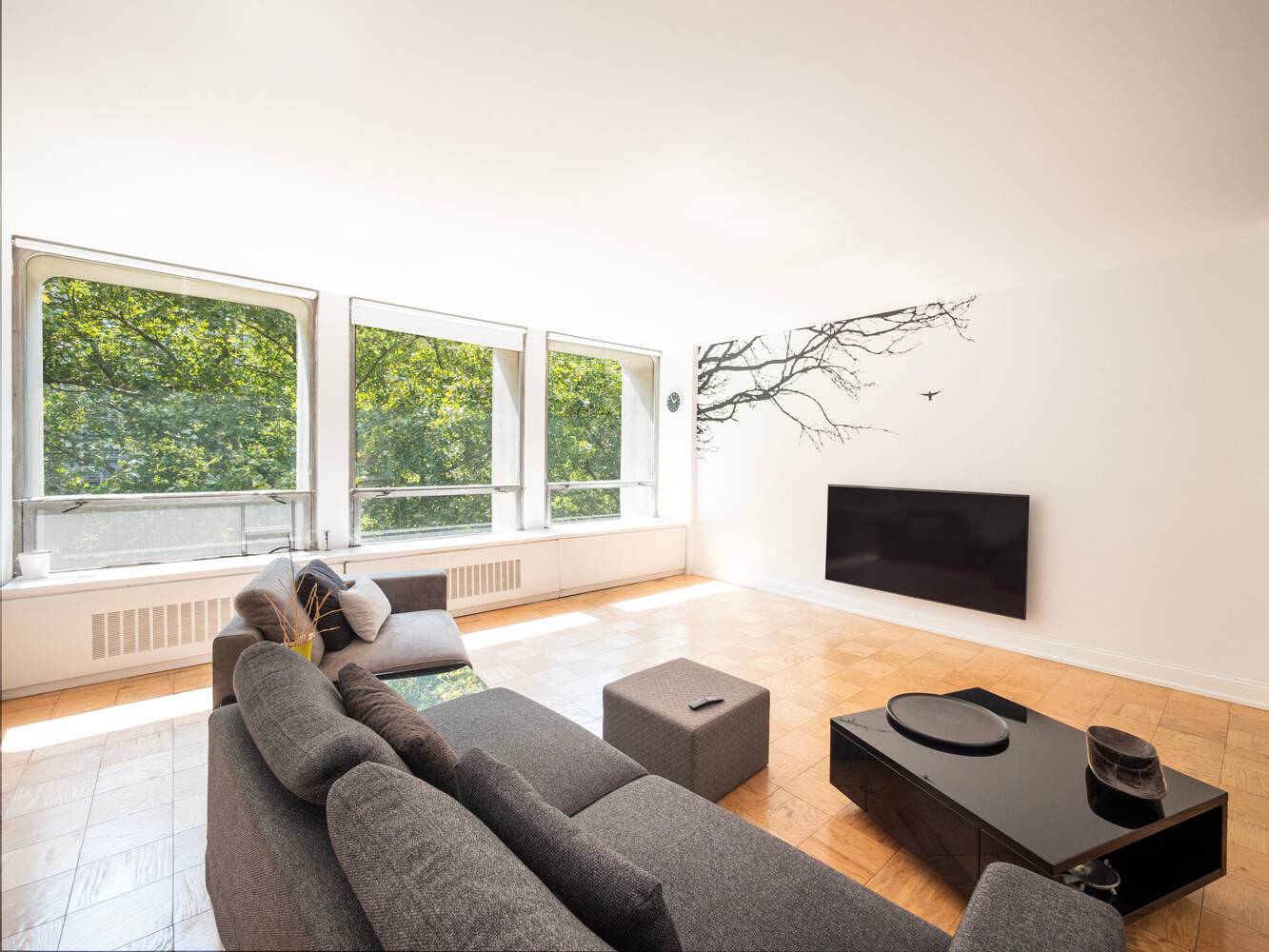 Kips Bay Towers Sun Filled One Bedroom with Garden Views Welcome to residence 3N, a bright and spacious one bedroom home at the iconic Kips Bay Towers.