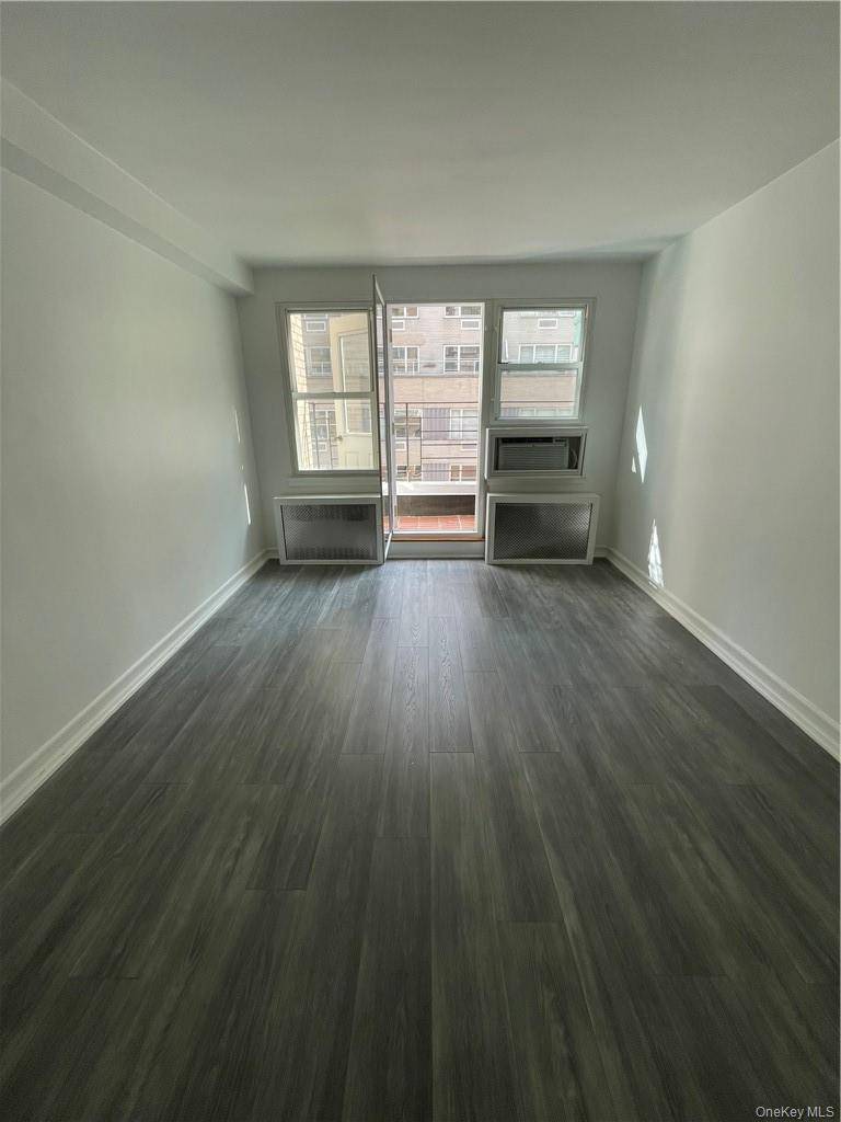 Welcome to 141 East 55th Street, where luxury meets convenience in Sutton Place !