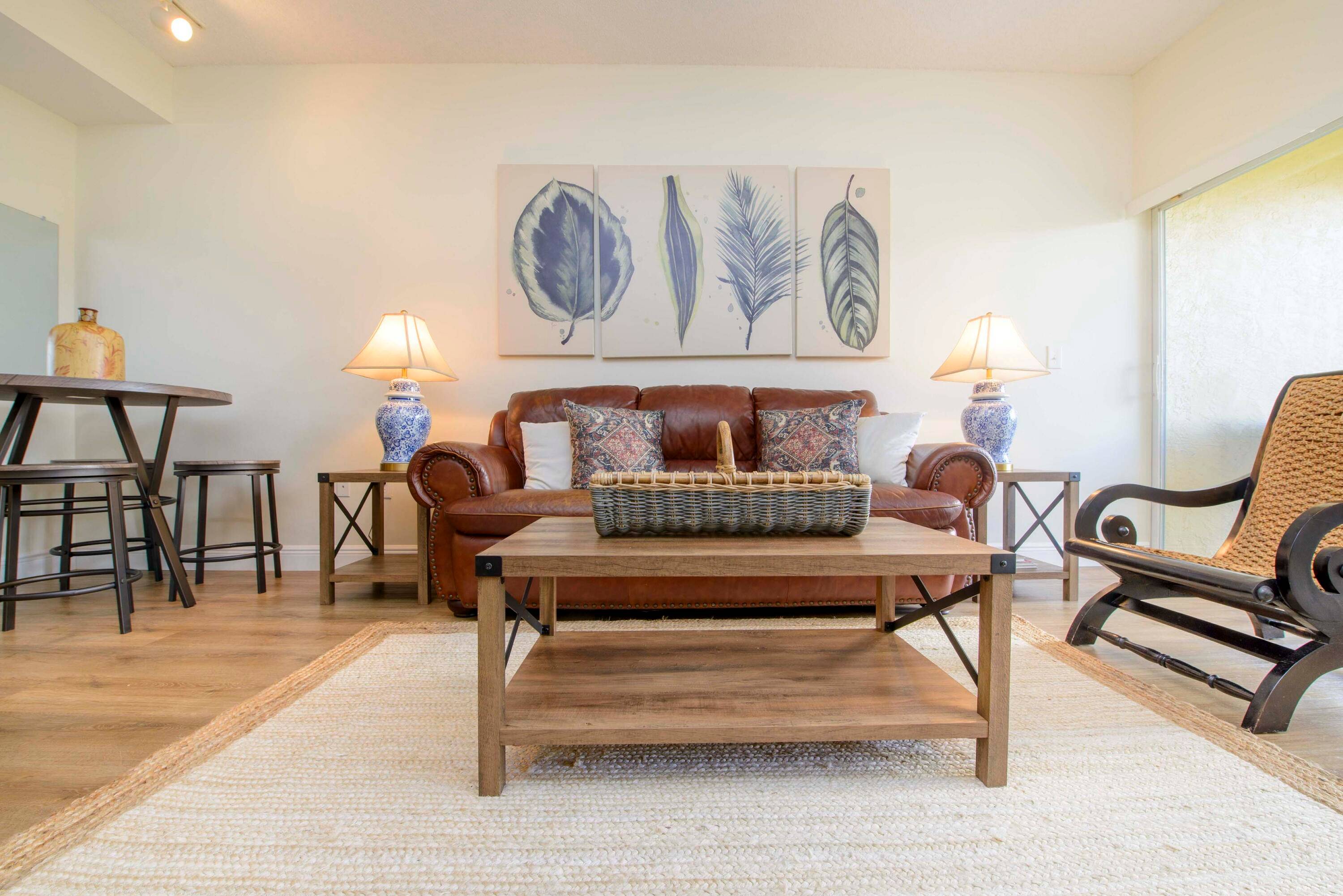 FABULOUSLY FURNISHED SEASONAL RENTAL !
