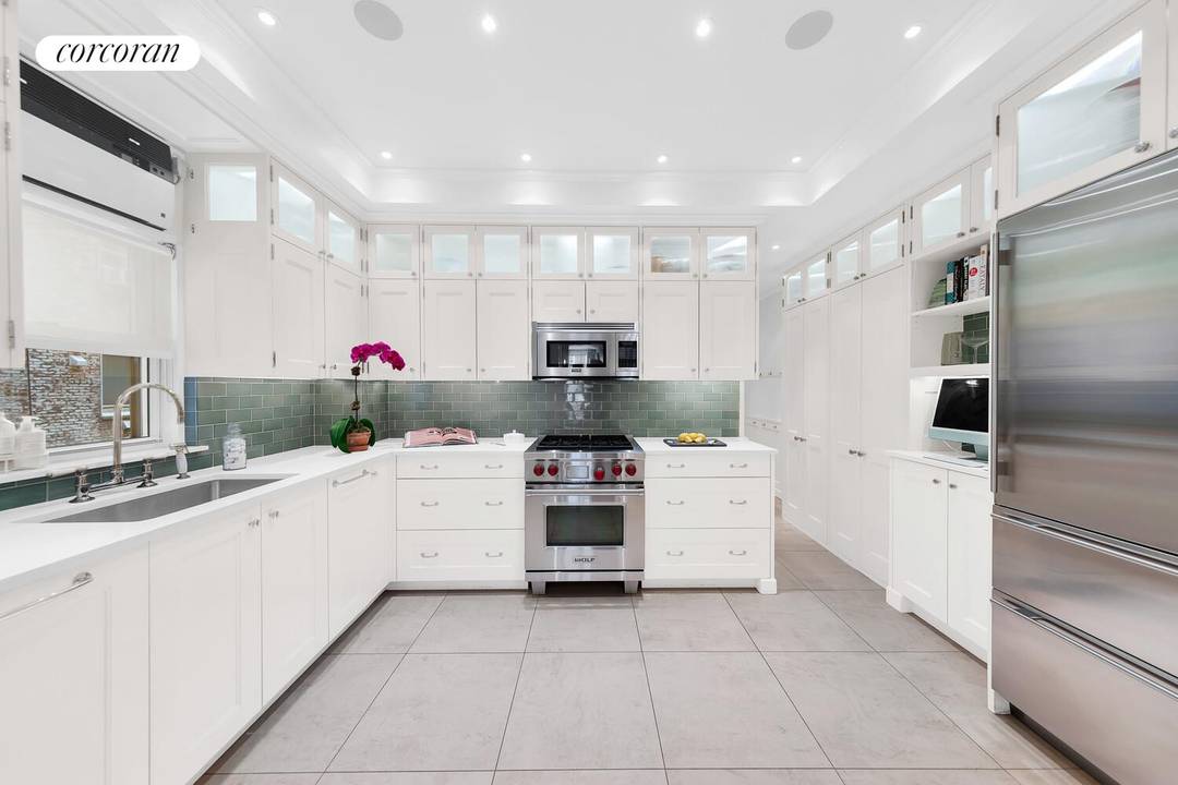 Move right in ! Welcome to an exquisitely renovated residence at 1150 5th Avenue, Apartment 6C, New York, NY.