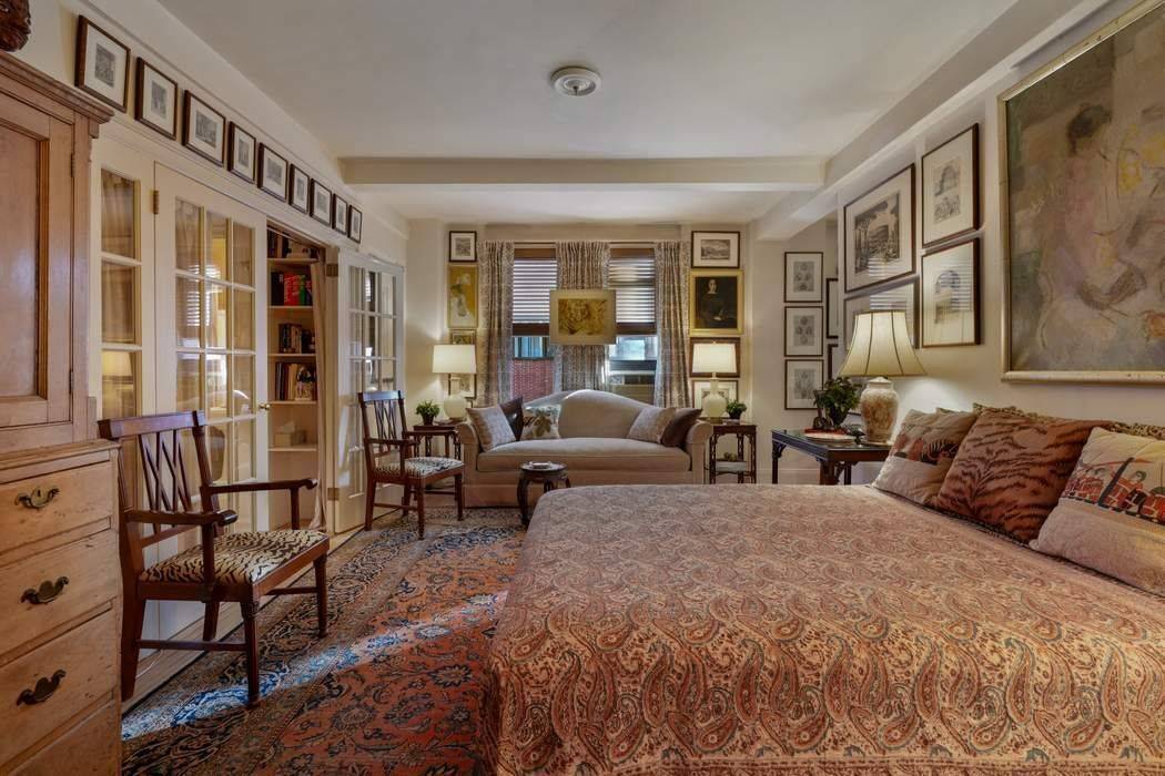 Nestled in the heart of Lincoln Square mere steps from Central Park, this three room studio exudes style and charm amidst the epicenter of New York City's cultural hub.