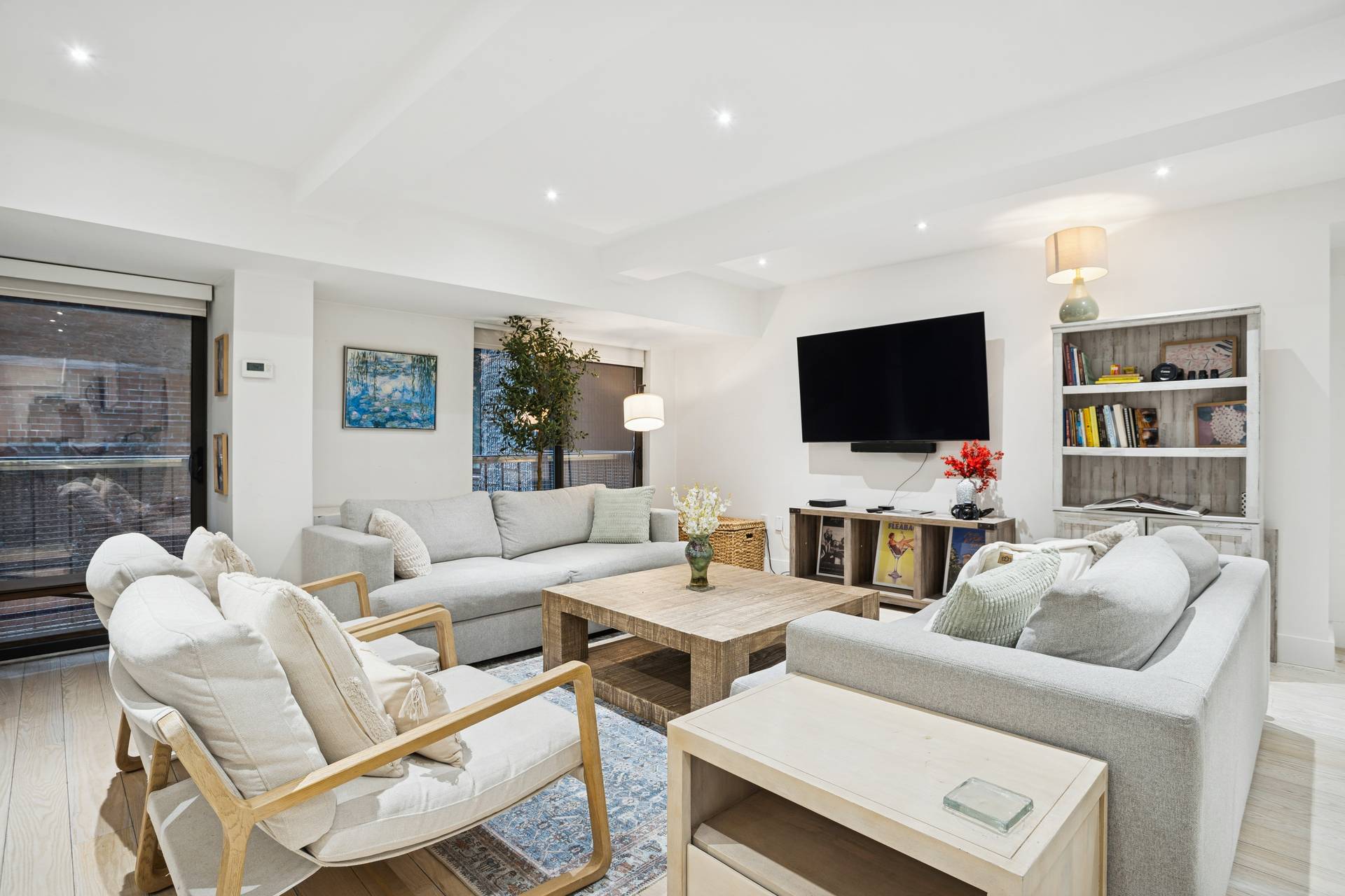 2 Bed, 2 Bath Residence in a Historic French Limestone Landmark Prime Flatiron Set within a stunning historic French limestone Beaux Arts building, this fully renovated 2 bedroom, 2 bath ...