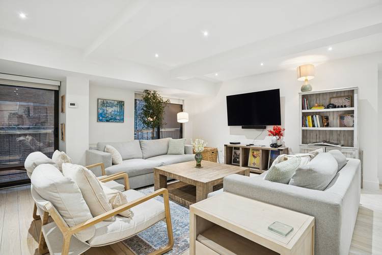 2 Bed, 2 Bath Residence in a Historic French Limestone Landmark Prime Flatiron Set within a stunning historic French limestone Beaux Arts building, this fully renovated 2 bedroom, 2 bath ...
