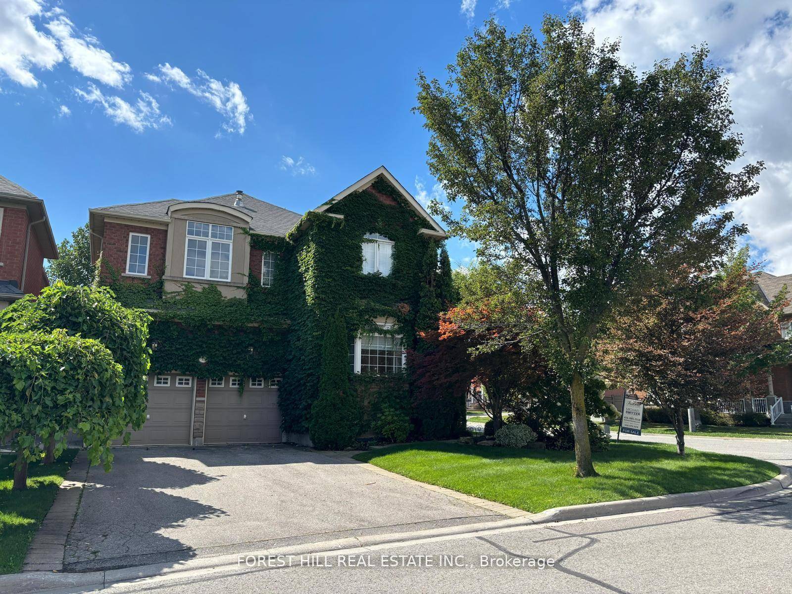 Stunning Designer Home on Premium Corner Lot in Thornhill Woods !