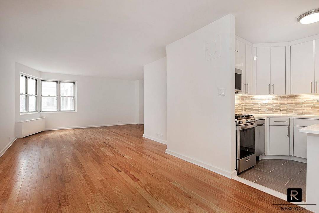 Investor Opportunity Rented Until October 2026Welcome to 19L, a recently renovated alcove studio apartment.