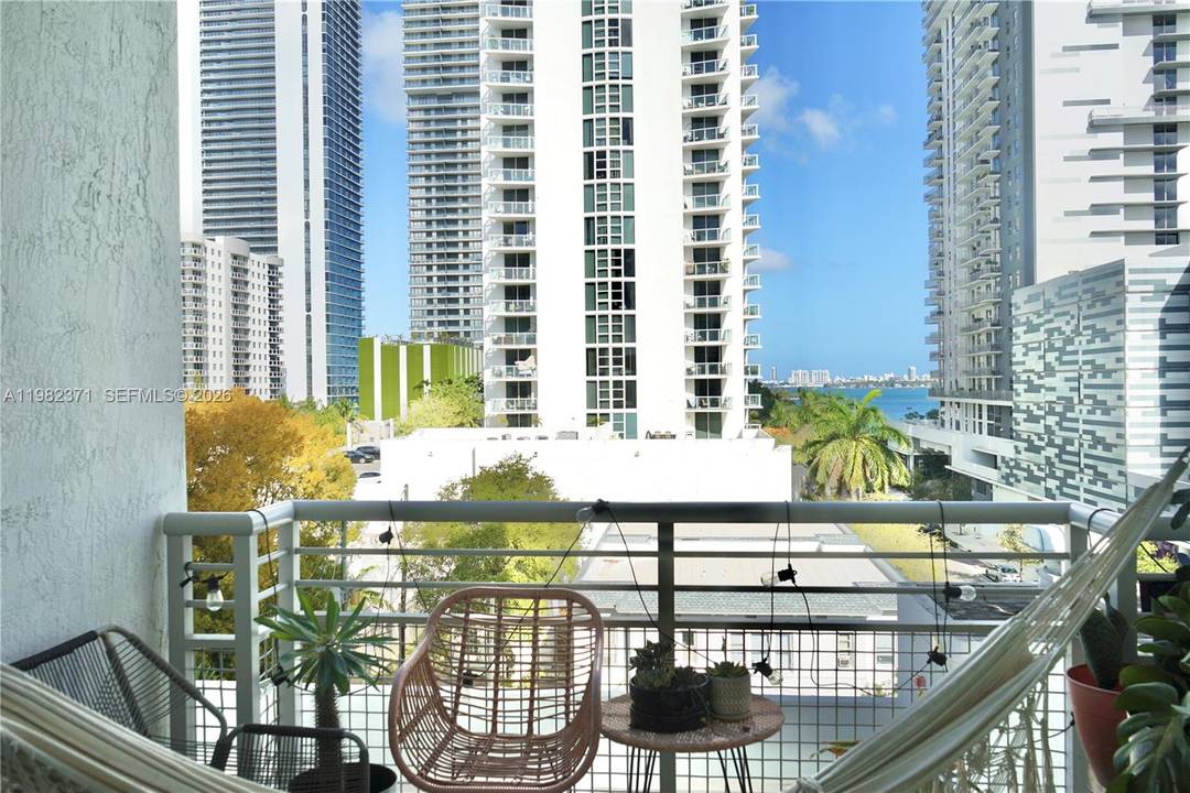 Beautiful 1 bedroom, 1 bathroom condo with stunning bay views, offering abundant natural light and a comfortable layout perfect for everyday living.