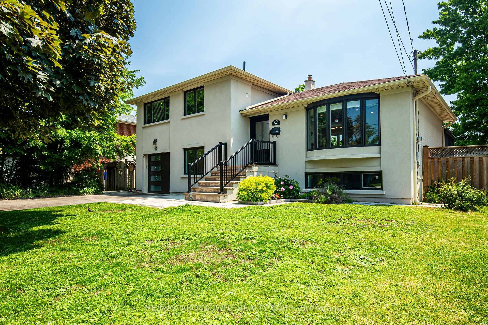 Welcome to this beautifully updated 3 1 bedroom side split, ideally situated on a spacious 60 x 125 ft lot in a family friendly neighbourhood.