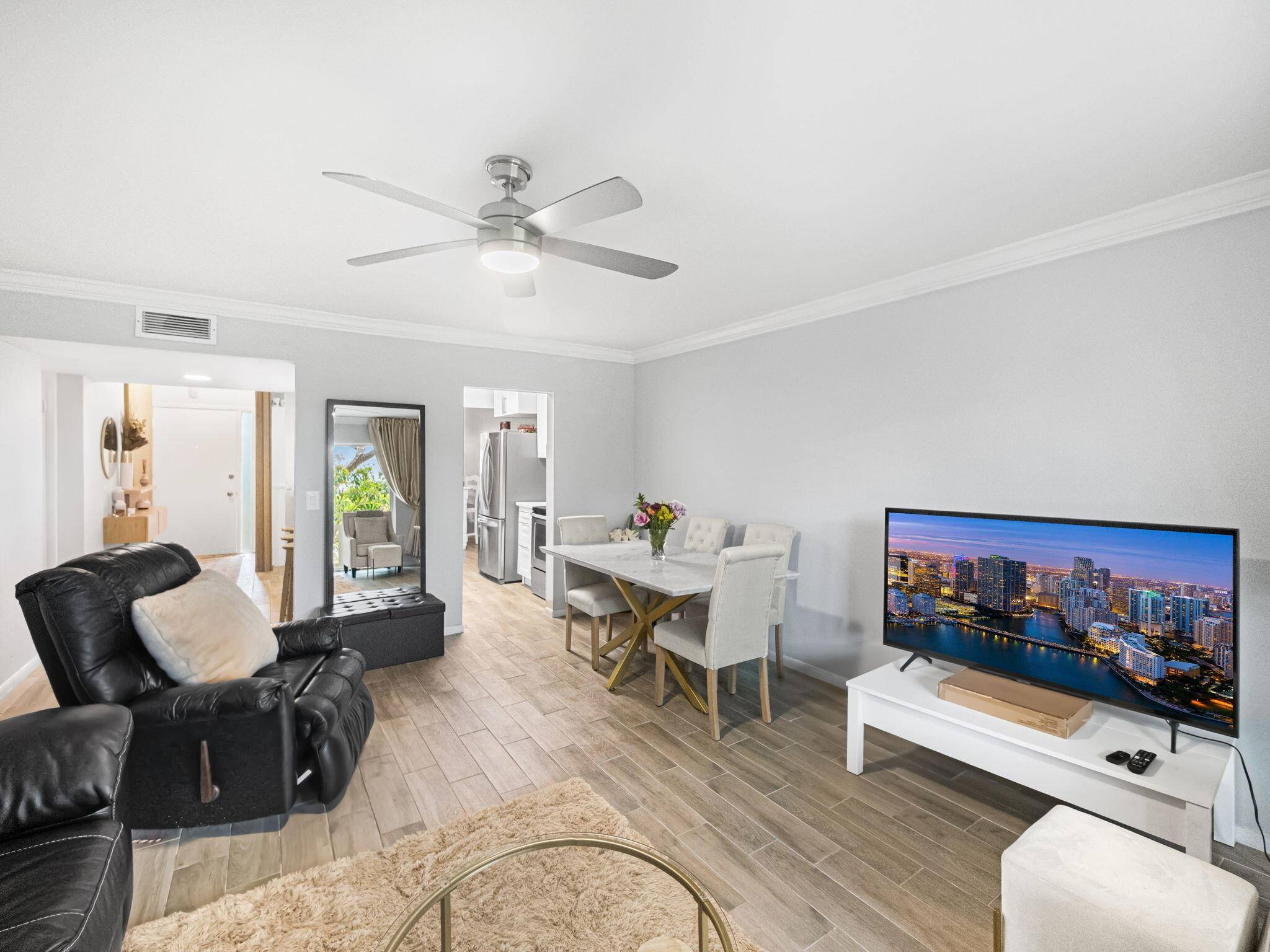 Located in the La Placida community, this bright and spacious 2 bedroom, 2 bathroom condo offers a comfortable and convenient lifestyle.