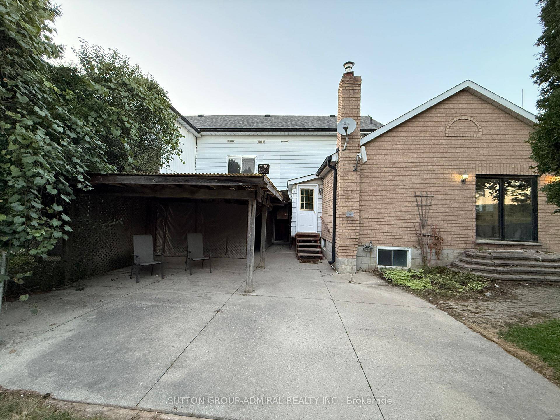 5 Bedroom spacious bungalow situated in a prime location of Richmond Hill !