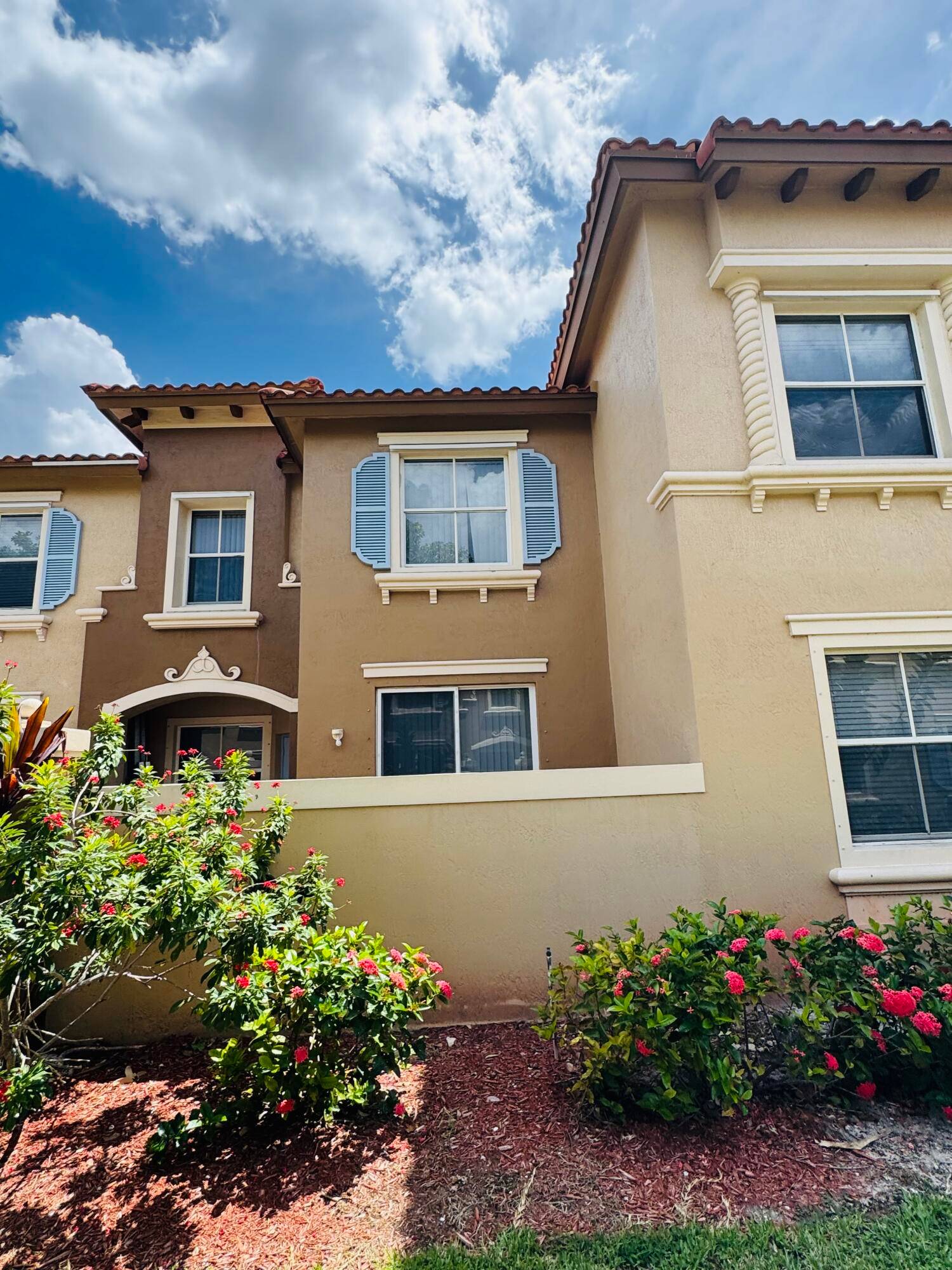 Beautiful 3 bedroom 2 and a half bath townhouse.