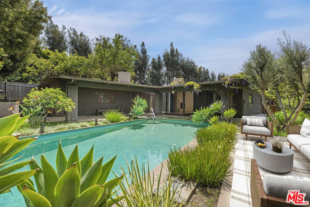 1002  N Bundy Dr 3.0 Brentwood LA