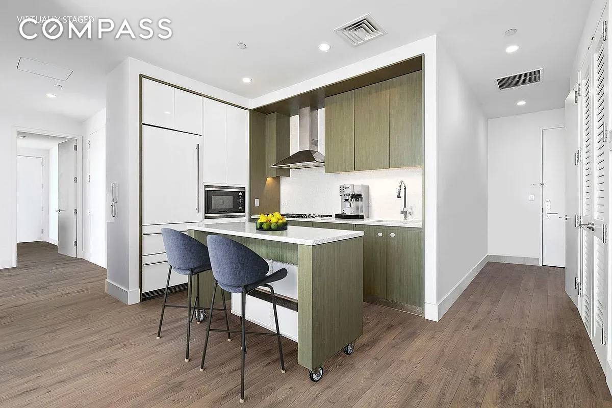 Sky High Penthouse Living in the Heart of Downtown Brooklyn Perched atop one of Downtown Brooklyn s premier full service condominium buildings, this breathtaking three bedroom, two bath penthouse offers ...