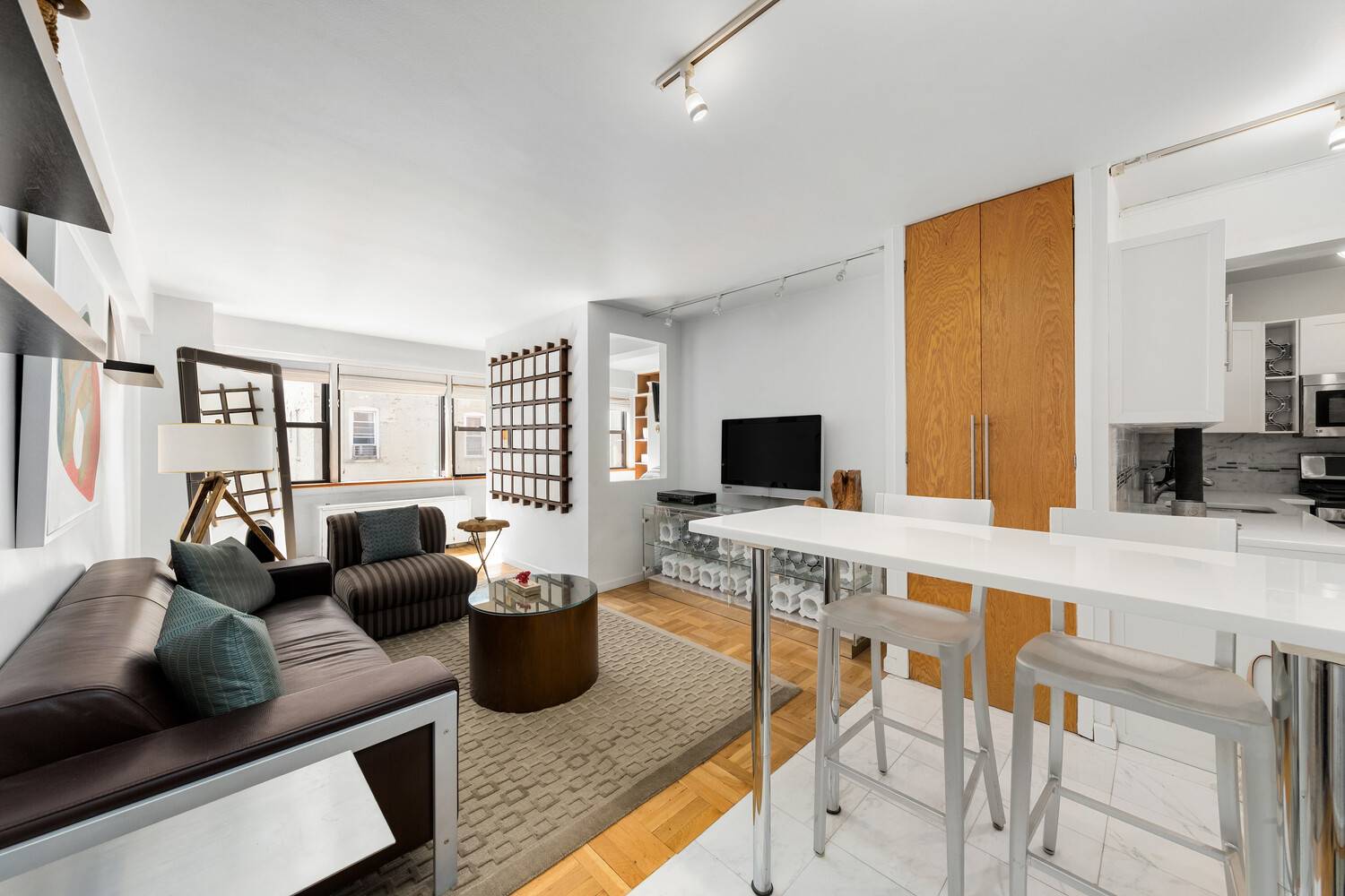 Welcome to 220 East 67th Street, Unit 7J in the heart of a vibrant neighborhood !