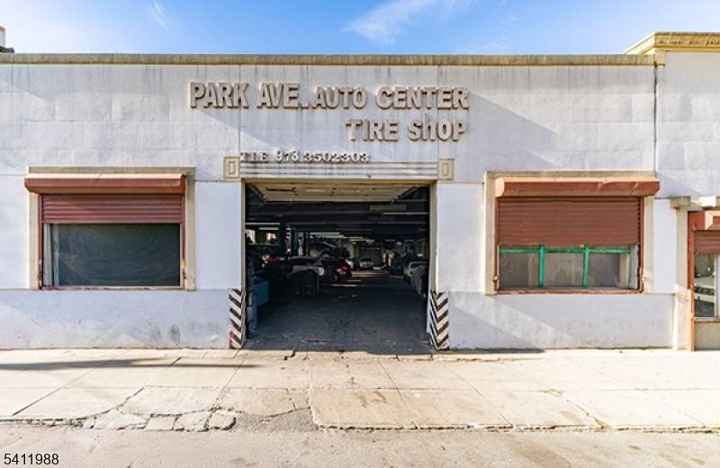 Check out this fully equipped 11, 000 SF warehouse located in PRIME Newark with direct access to I 280, Route 21, and Port Newark.