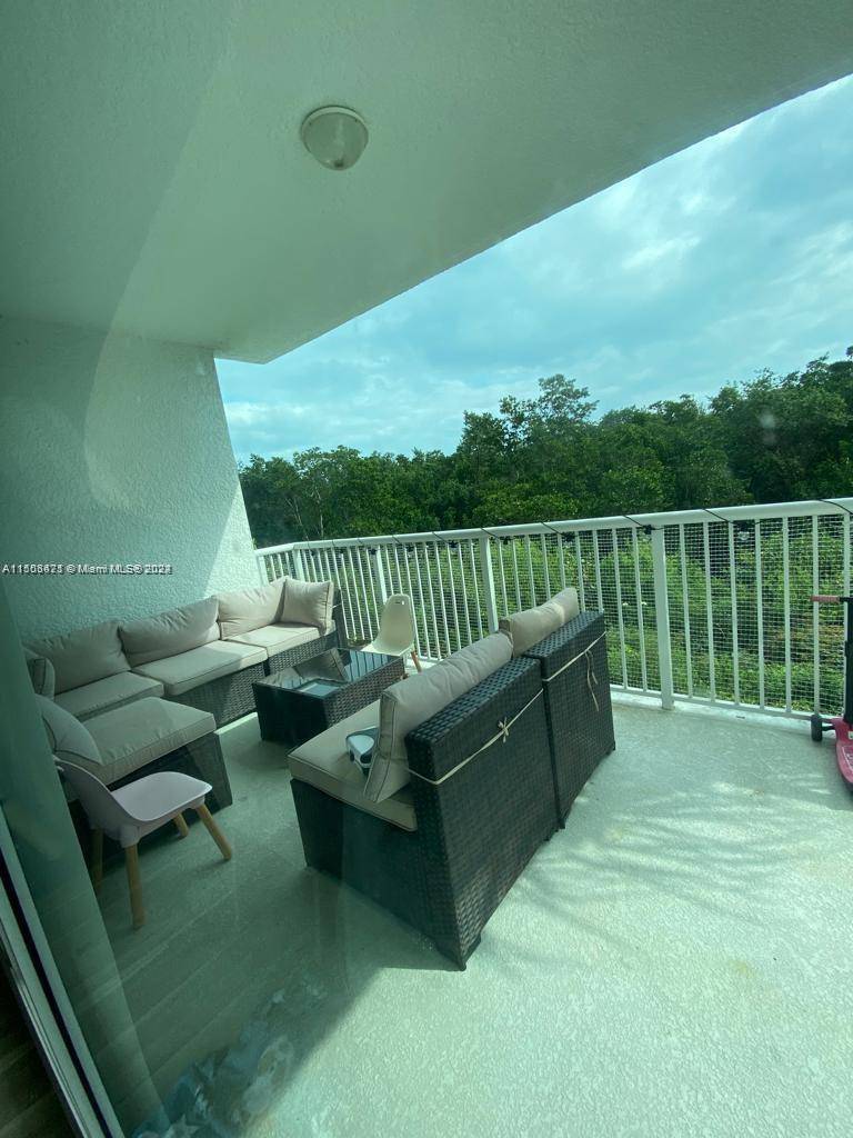 Spacious 2 2 plus den in prestigious One Fifty One at Biscayne.