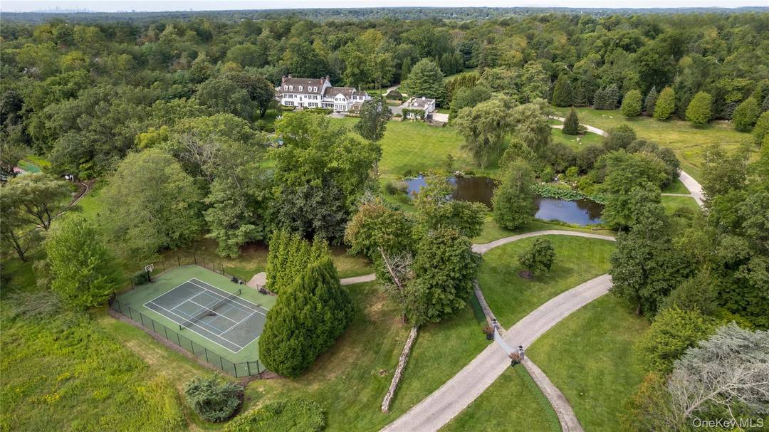 Introducing one of New York s most prestigious estates a rare opportunity to own a historic piece of history elegantly nestled atop 14 park like acres in Purchase.