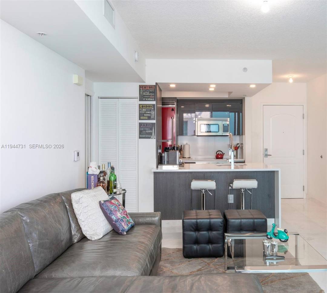 Beautiful 1 bedroom 1 bathroom unit at south of fifth in Miami Beach.