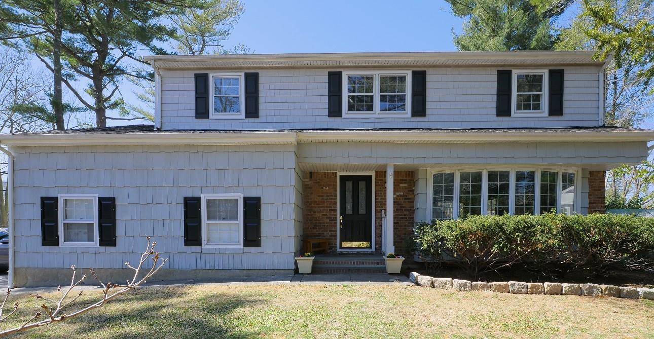 Beautiful colonial style property with 4brs, 2.