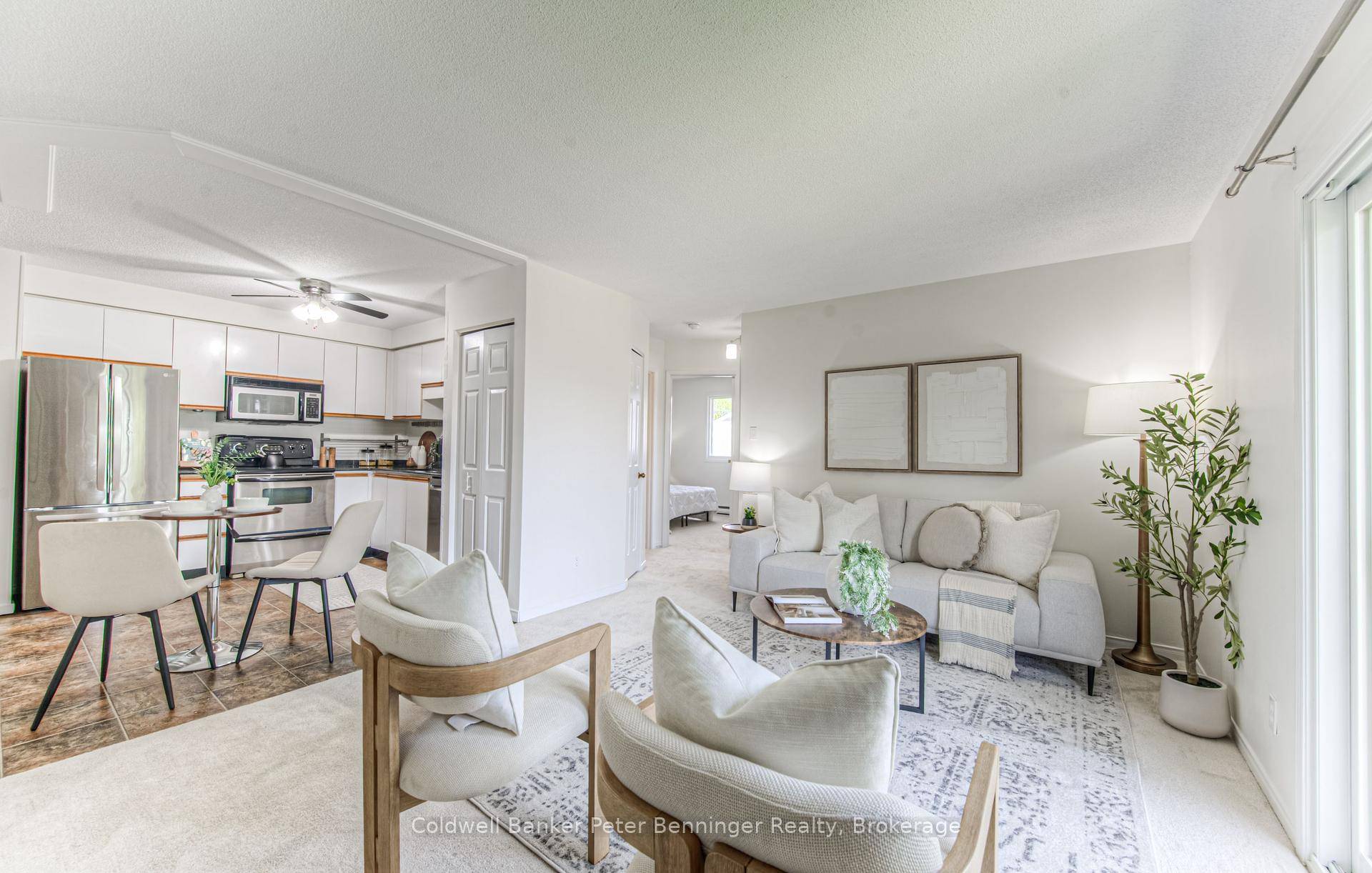 Bright amp ; Modern 2 Bedroom Condo in a Well Maintained Triplex Perfect Location !